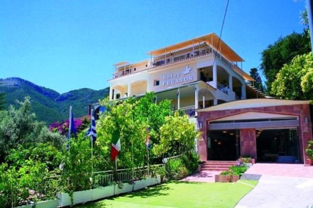 Hotel Pegasos Nikiana Buitenkant foto